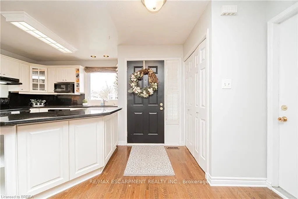 3 bed, $2,300 — Photo 4