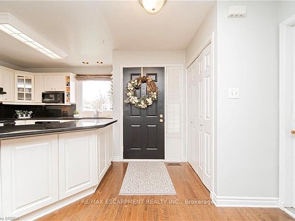 4th image of 43 Kanata Cres