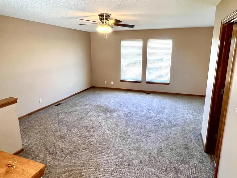 512 N Grove St — Photo 3