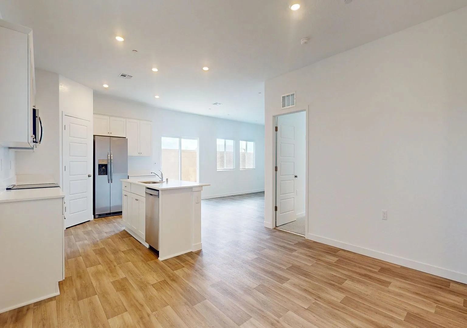 Move In Special- 1/2 Off First Month Rent 3231 Carambola Ave. Clovis, Ca 93619 — Photo 4