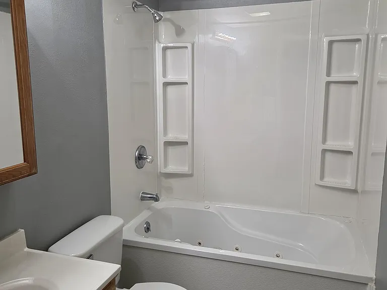 691 Oakwood Dr — Photo 2