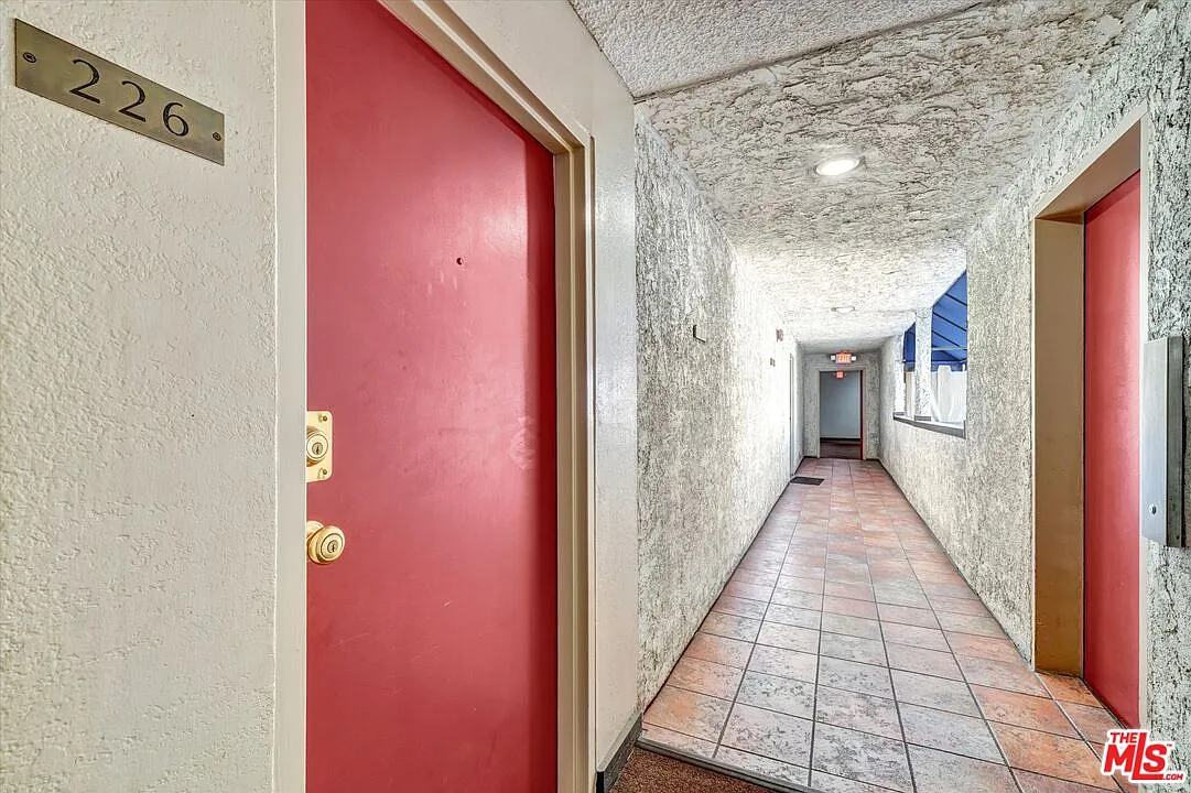 2 bed, 2.0 bath, 896 sqft, $2,650 — Photo 3