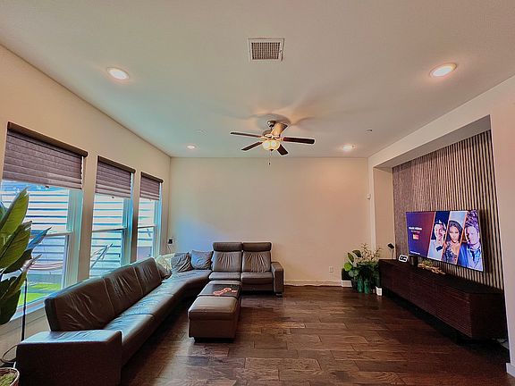 2nd image of 1046 Marian Dr
