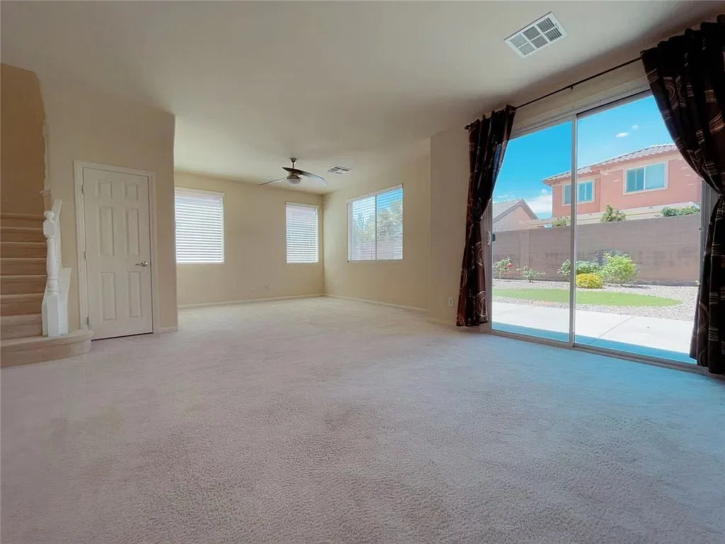 3 bed, 2.5 bath, 1831 sqft, $2,400 — Photo 3