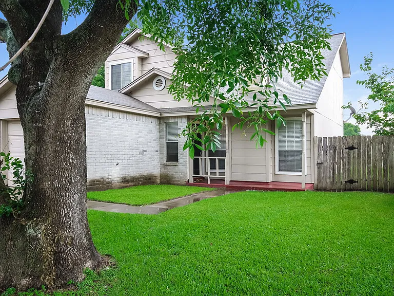 16111 Rosenridge Dr — Photo 2