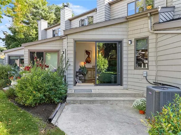 74 Seabreeze Ln, Bristol, RI 02809