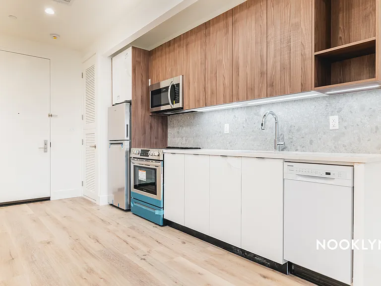 380 Grove St #3C — Photo 3