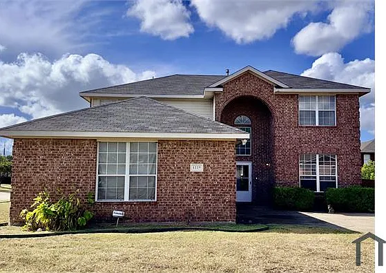 5 bed, 2705 sqft, $3,200 — Photo 1