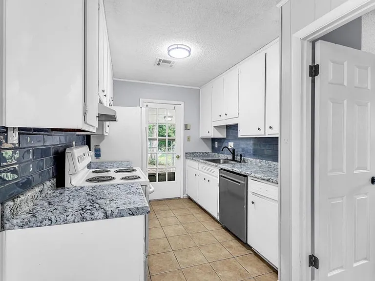 3692 Fairfield Dr — Photo 8