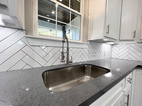 4th image of 1550 Rhonda Cir