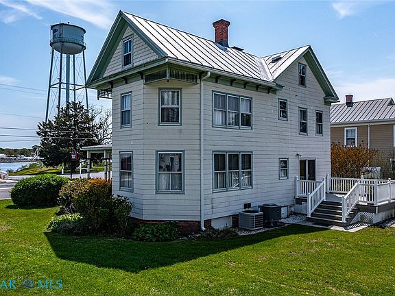 5th image of 742 Main St