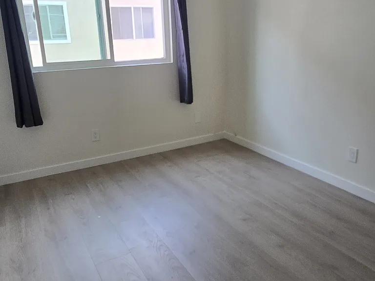 237 50th St #31 — Photo 4