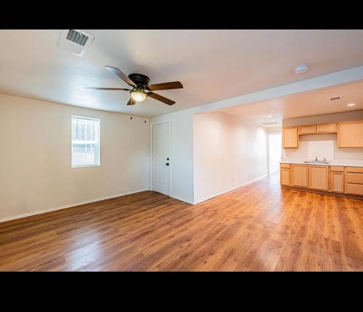 2 bed, 1000 sqft, $1,600 — Photo 2
