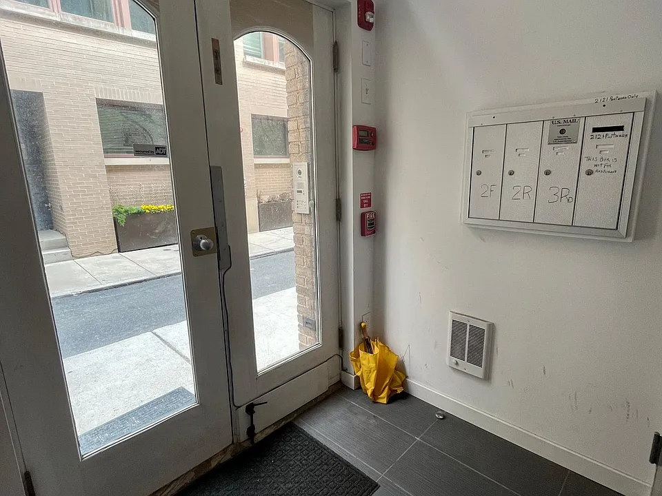 2121 Walnut Entrance + mailboxes