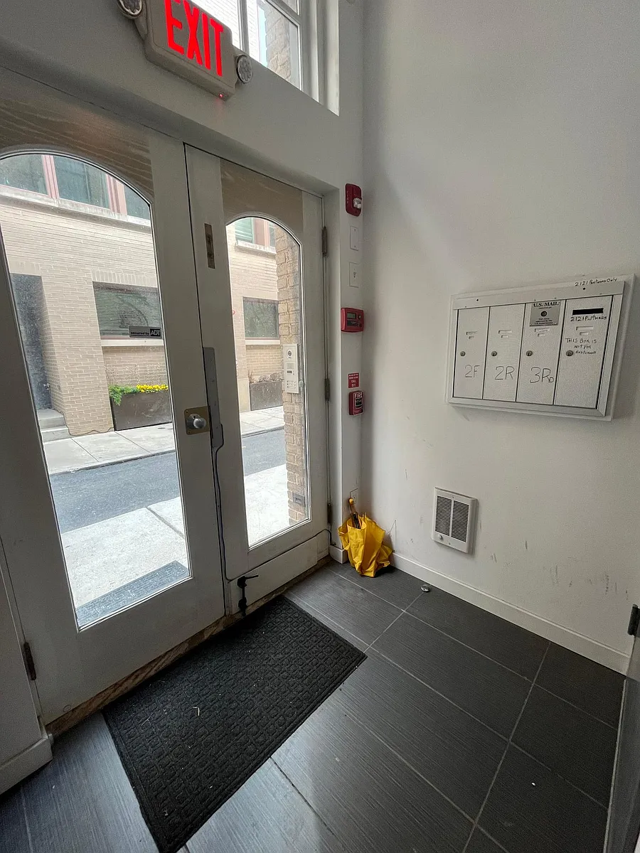 2121 Walnut Entrance + mailboxes - 2121 Walnut St #2R
