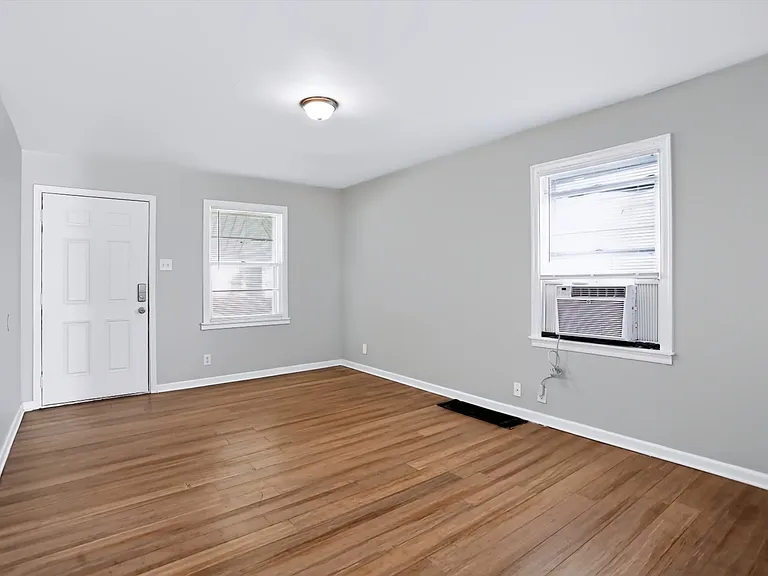 1931 N Drexel Ave — Photo 14