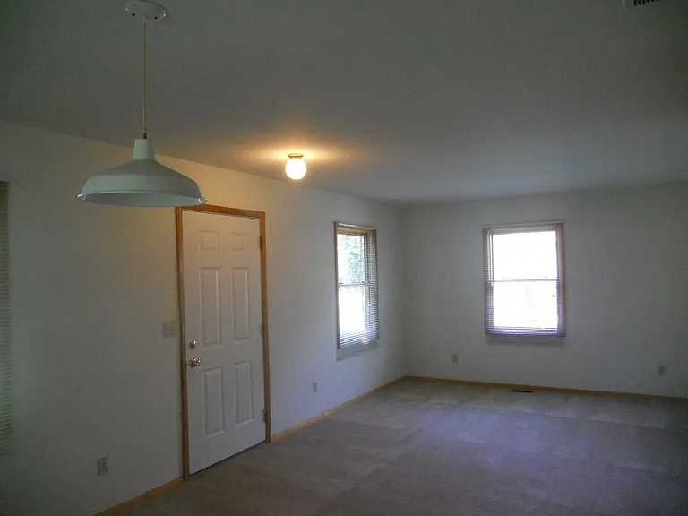 1239 E Miller Dr — Photo 2