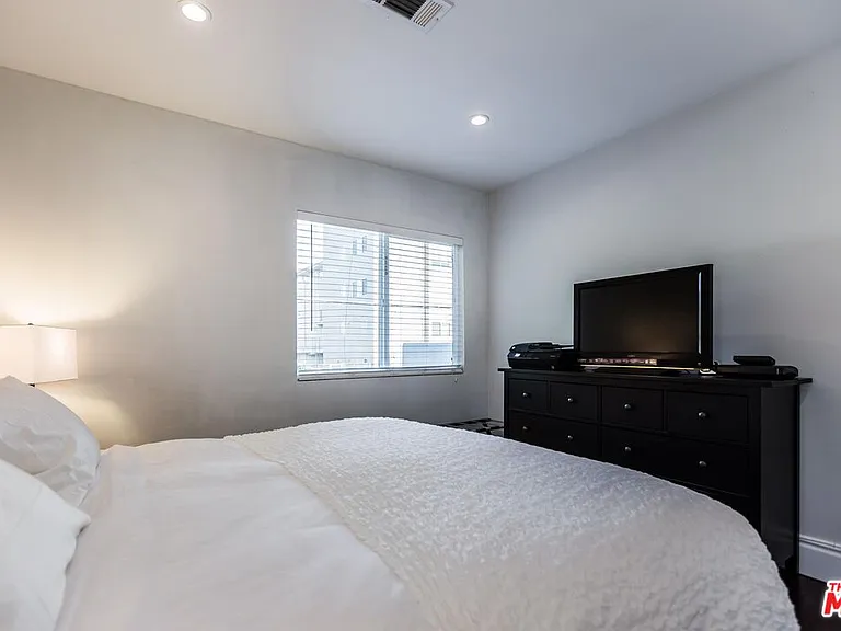 4409 Irvine Ave — Photo 16