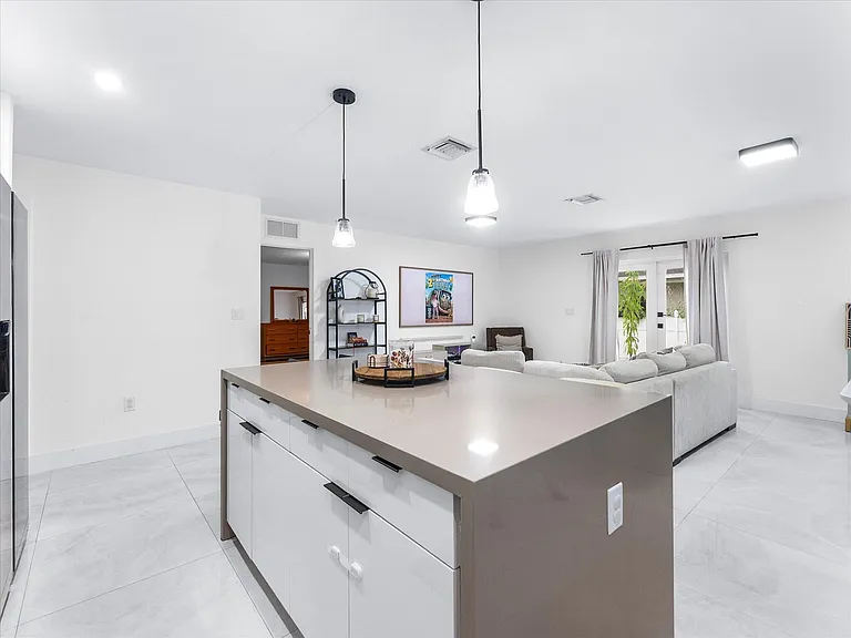 2848 NW 9th Pl — Photo 10