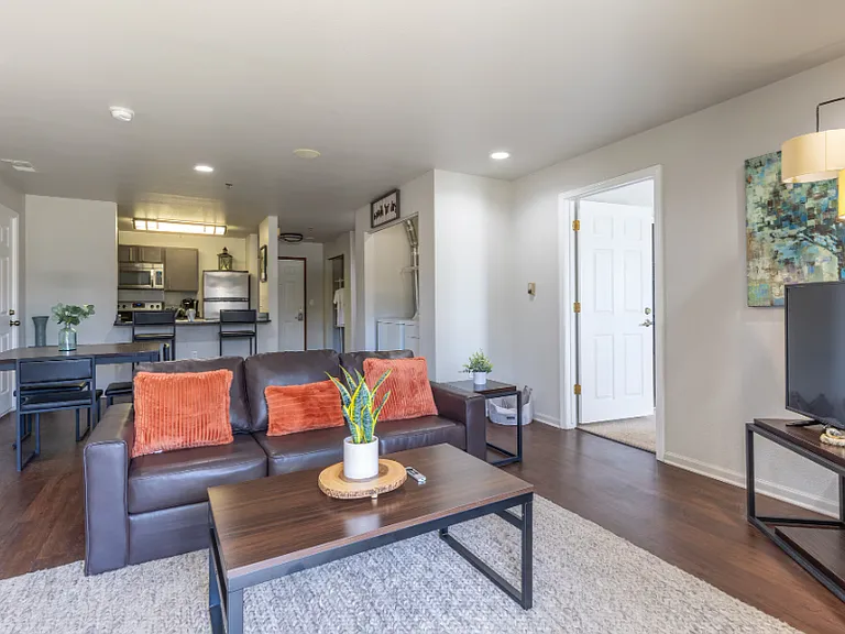 The Landings at Chandler Crossing - Student Living Priced per Bed — Photo 3