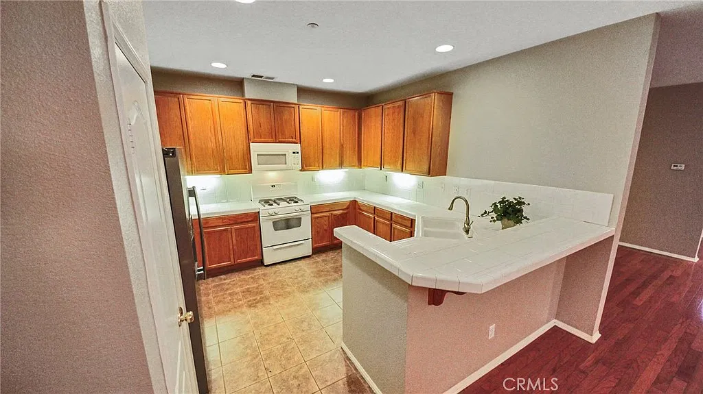 3 bed, 2.5 bath, 1964 sqft, $3,300 — Photo 2