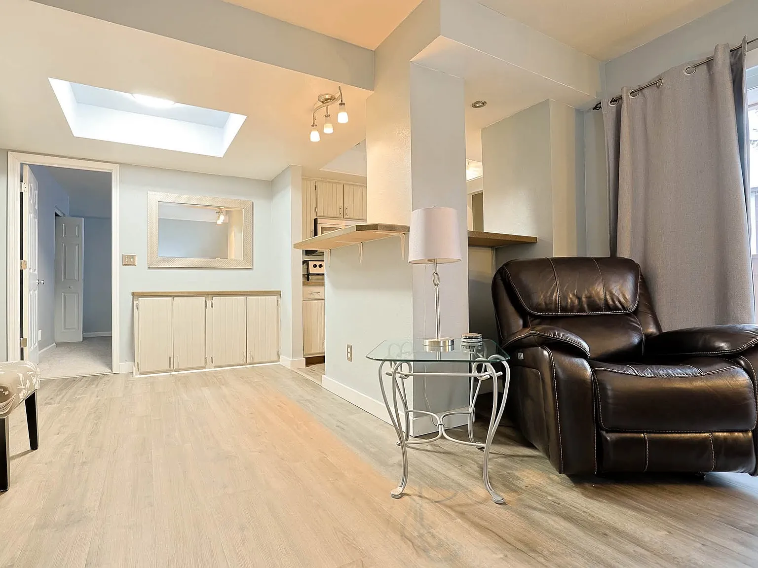 Cozy 2 Bed/2 Bath Condo in Anchorage - Available 09/01 - $2795 — Photo 3
