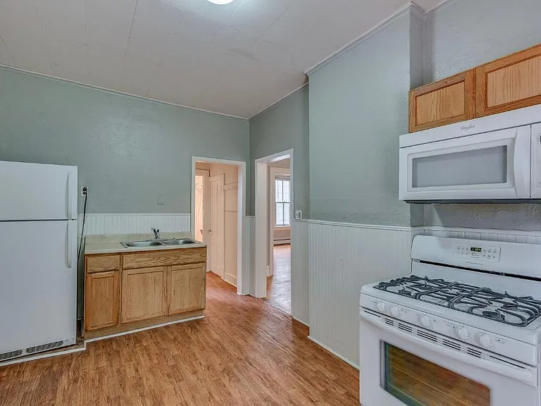 696 5th St E #1 — Photo 7
