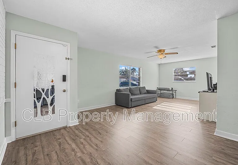 910 New Castle Ct — Photo 2