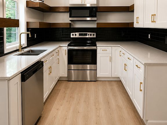 4th image of 637 Baker St