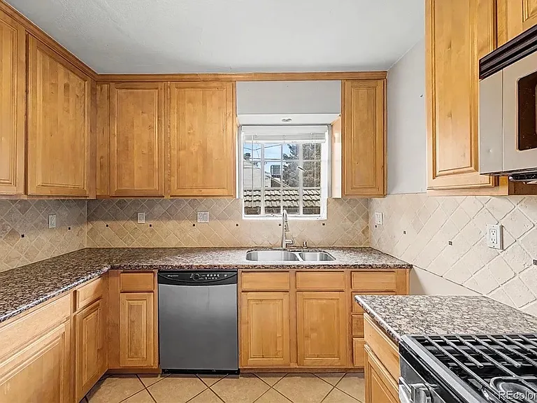 1405 Dexter St — Photo 9