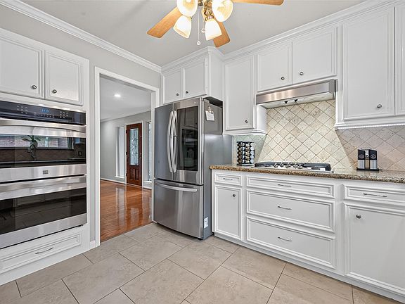 3rd image of 2207 Laurel Hill Dr