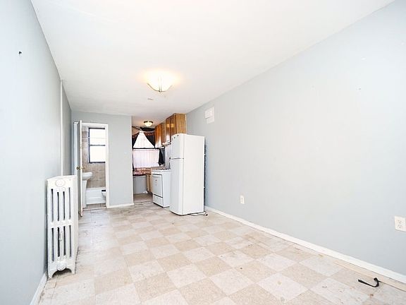 5th image of 2382 Dean St APT A