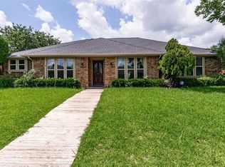 1931 Middle Glen Dr, Carrollton, TX 75007