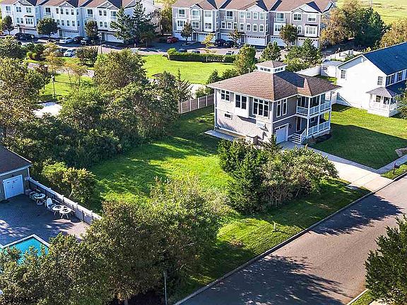 3rd image of 10 Woodlawn Ave