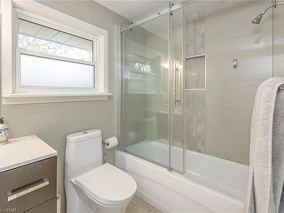 3rd image of 609 Middlewoods Dr