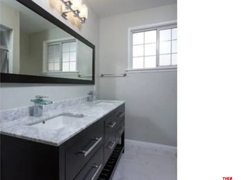 5049 Serrania Ave — Photo 19