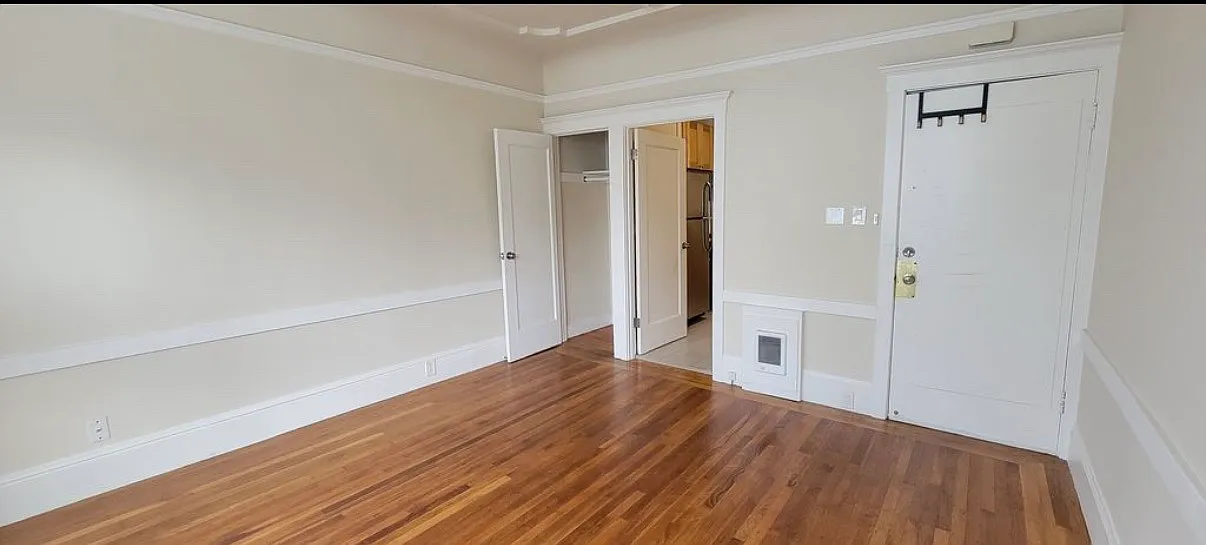 Studio, $2,500 — Photo 3