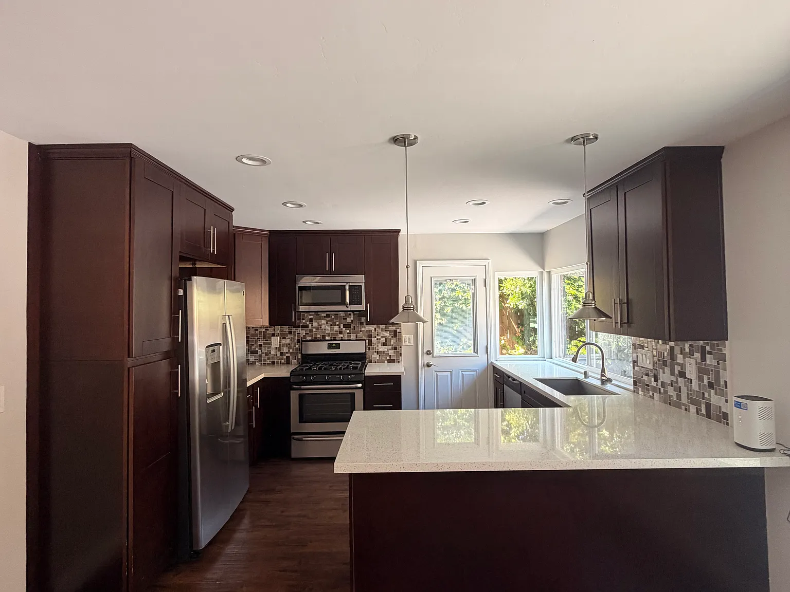 4 bed, 1572 sqft, $4,985 — Photo 4