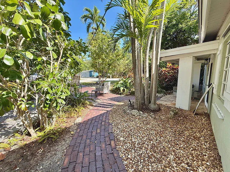 111 N Bay Harbor Dr — Photo 9
