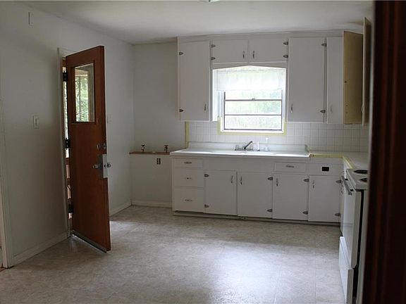 3rd image of 1309 Barnes Dr