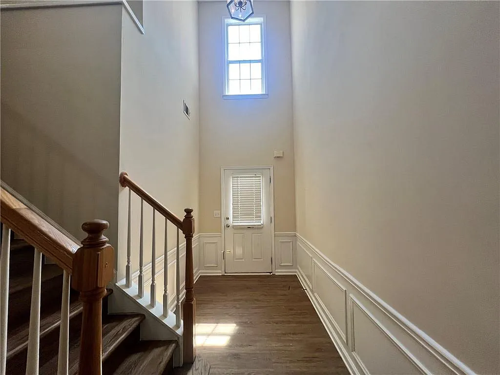 3 bed, 2.5 bath, 1715 sqft, $2,300 — Photo 2