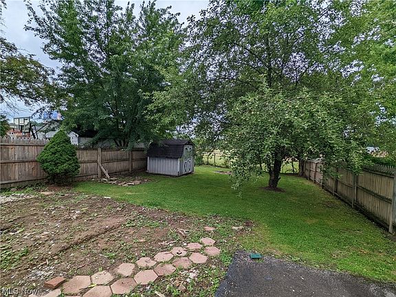 4th image of 24 Meadowbrook Ave
