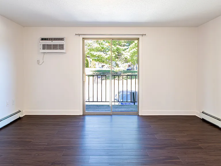 Royal Oak Apartments — Photo 6