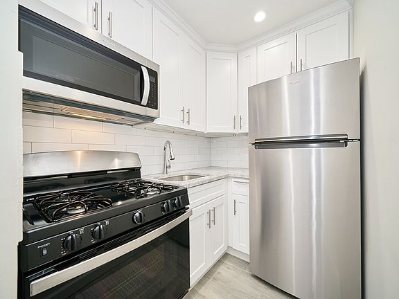 4th image of 153-15A Sapphire St #E