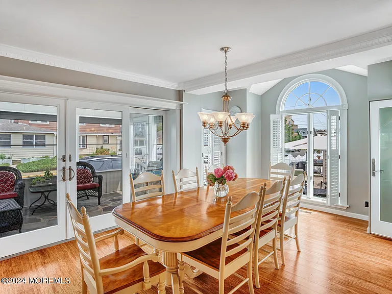 200 S Bayview Ave — Photo 17