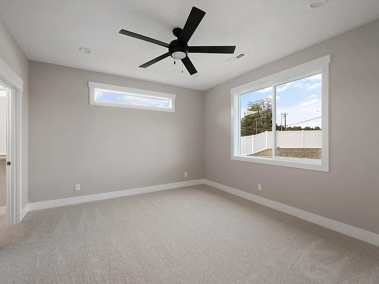 2720 S Beech St — Photo 23