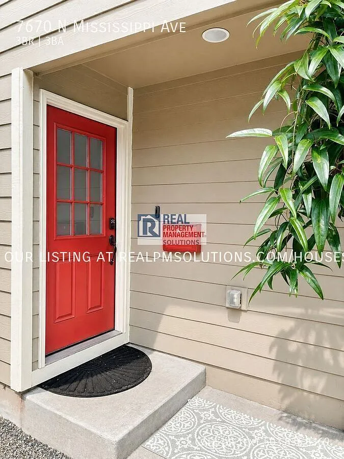 Modern 3-Bedroom Piedmont Home with Fenced Yard, Garage & Excellent North Portland Access — Photo 3