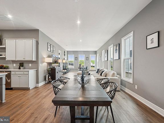 4th image of 43244 Greeley Sq