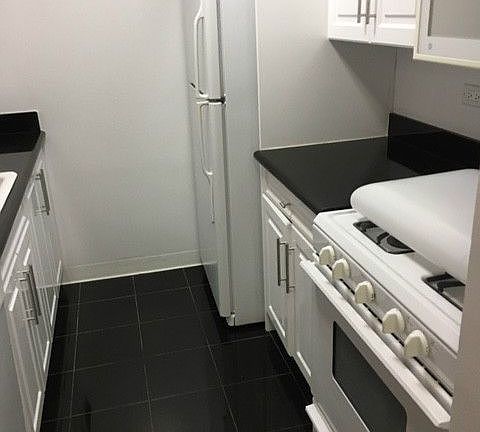 4th image of 400 E 71st St APT 3s