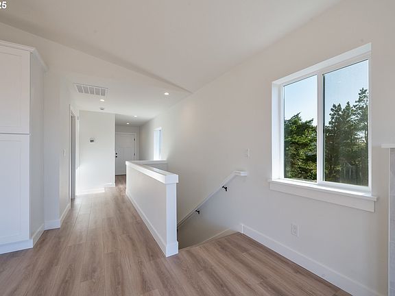 4th image of 110 Crescent St